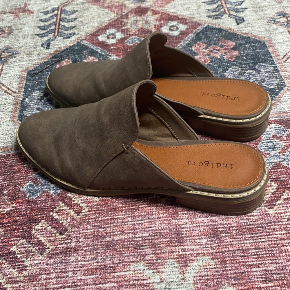 Brown mules
